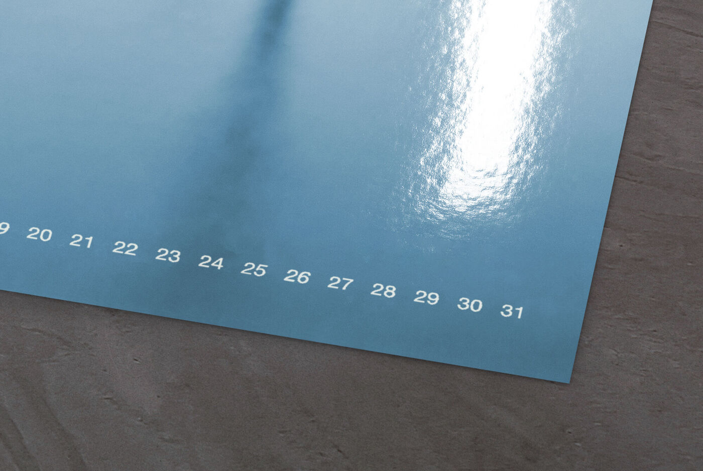 Calendario fotografico blu con giorni datati nella parte inferiore.