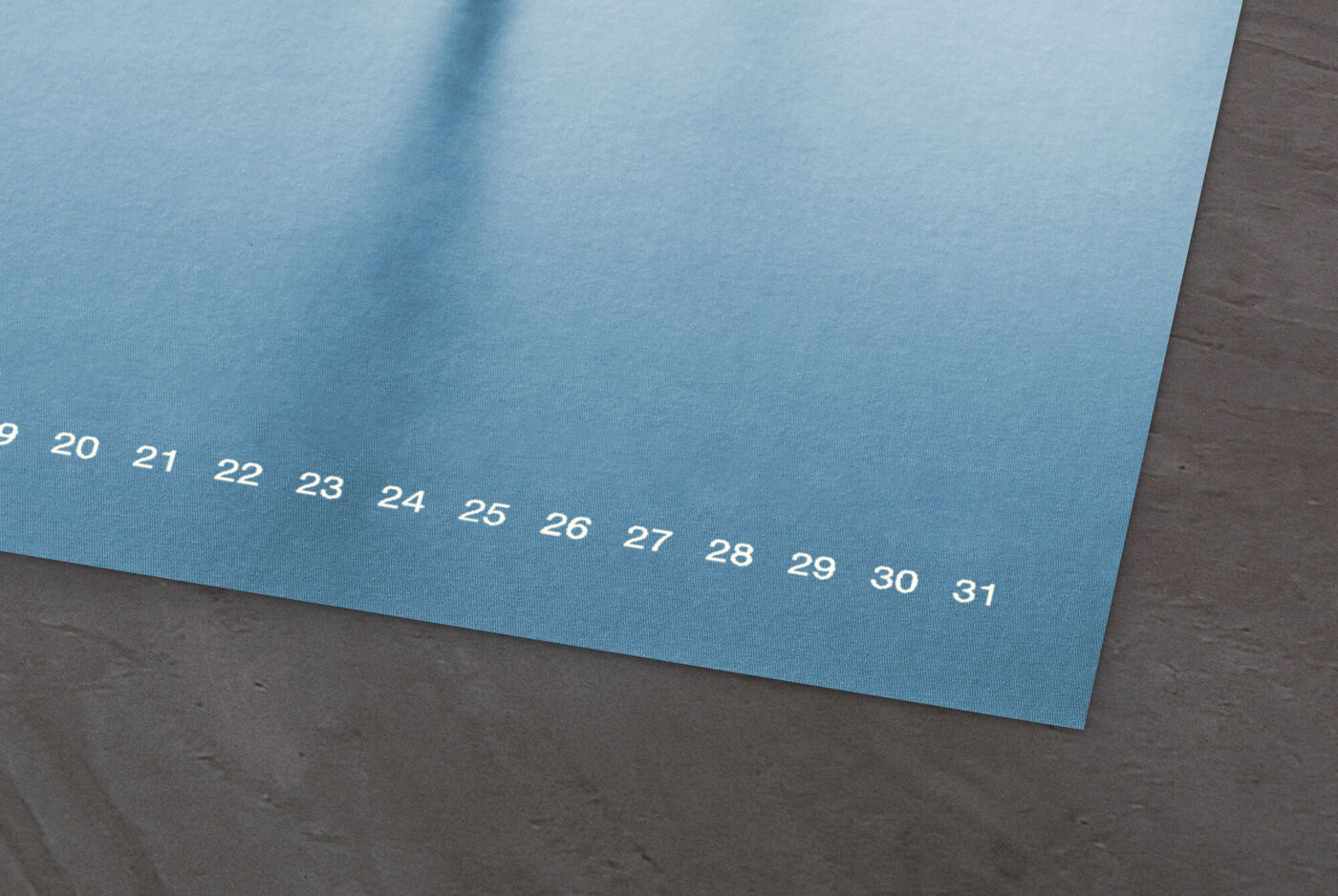 Un calendario moderno con sfondo blu e numeri bianchi per i giorni del mese.