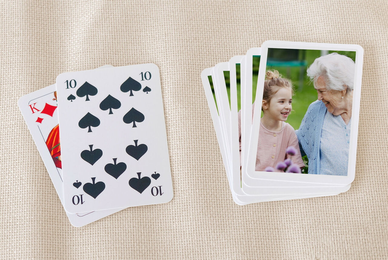 Carte da gioco e un mazzo di foto con ricordi