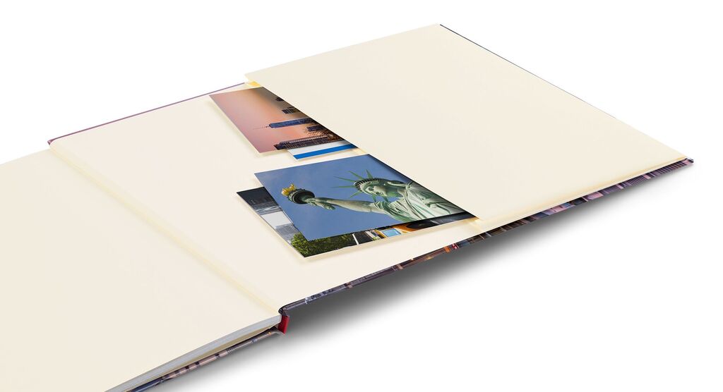 Un album CEWE fotografico aperto con pagine beige che mostra diverse foto.
