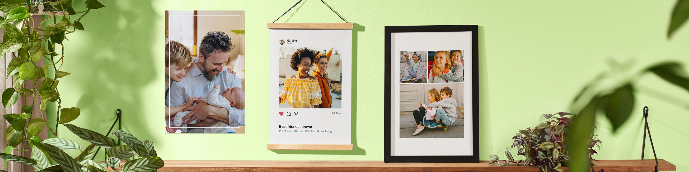 Stampe poster personalizzate con foto di una coppia e dei loro viaggi, appoggiate alle mensole in una camera da letto