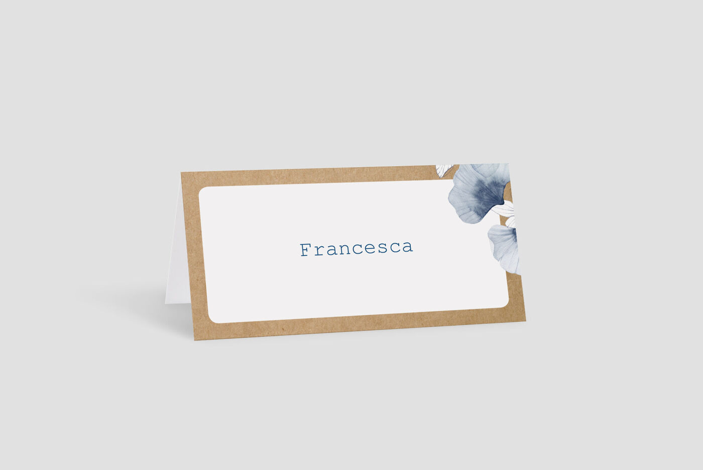 Una cartolina CEWE ben curata con fiori azzurri e il nome "Francesca".