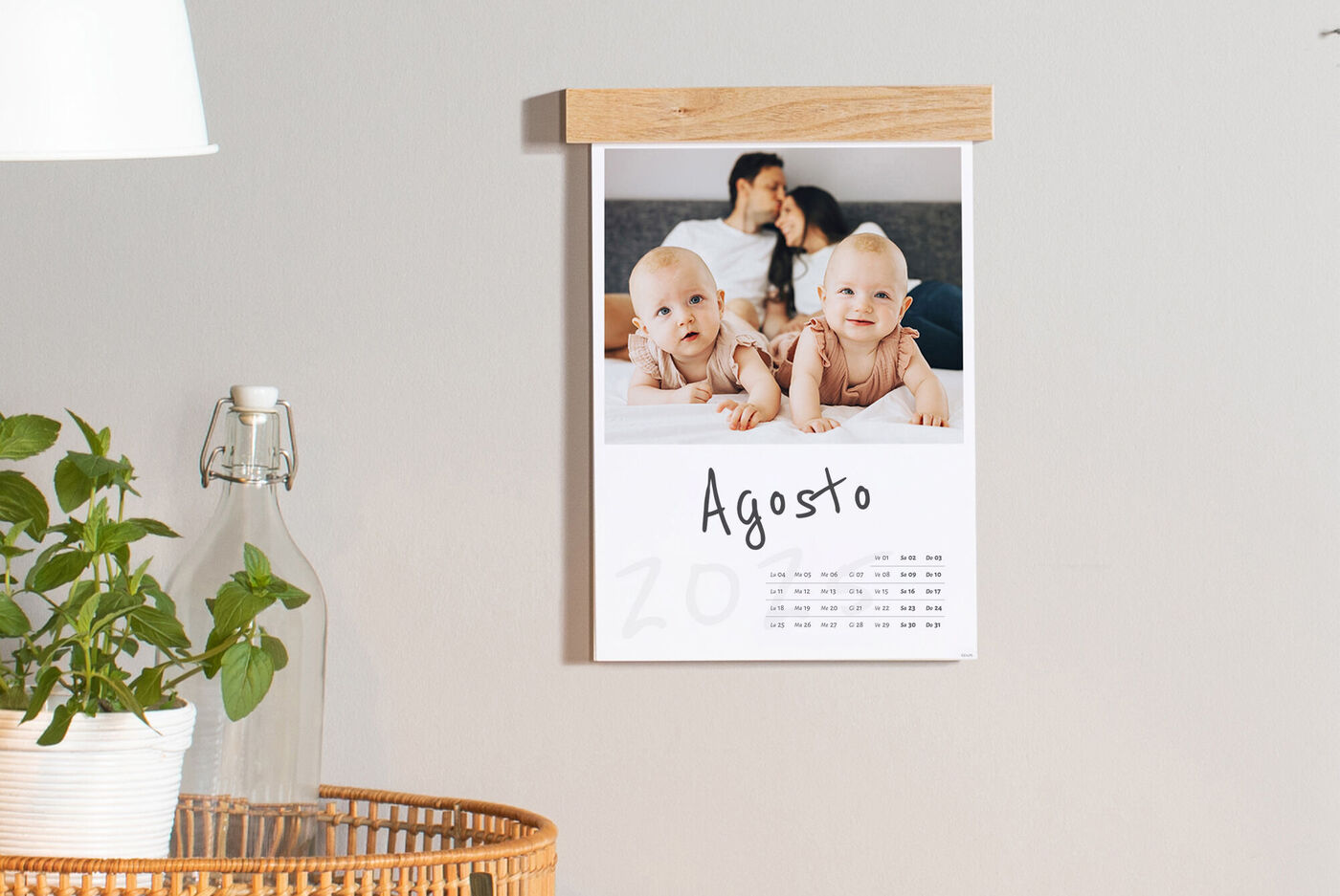 Meravigliosa pagina di calendario di agosto con momenti familiari teneri