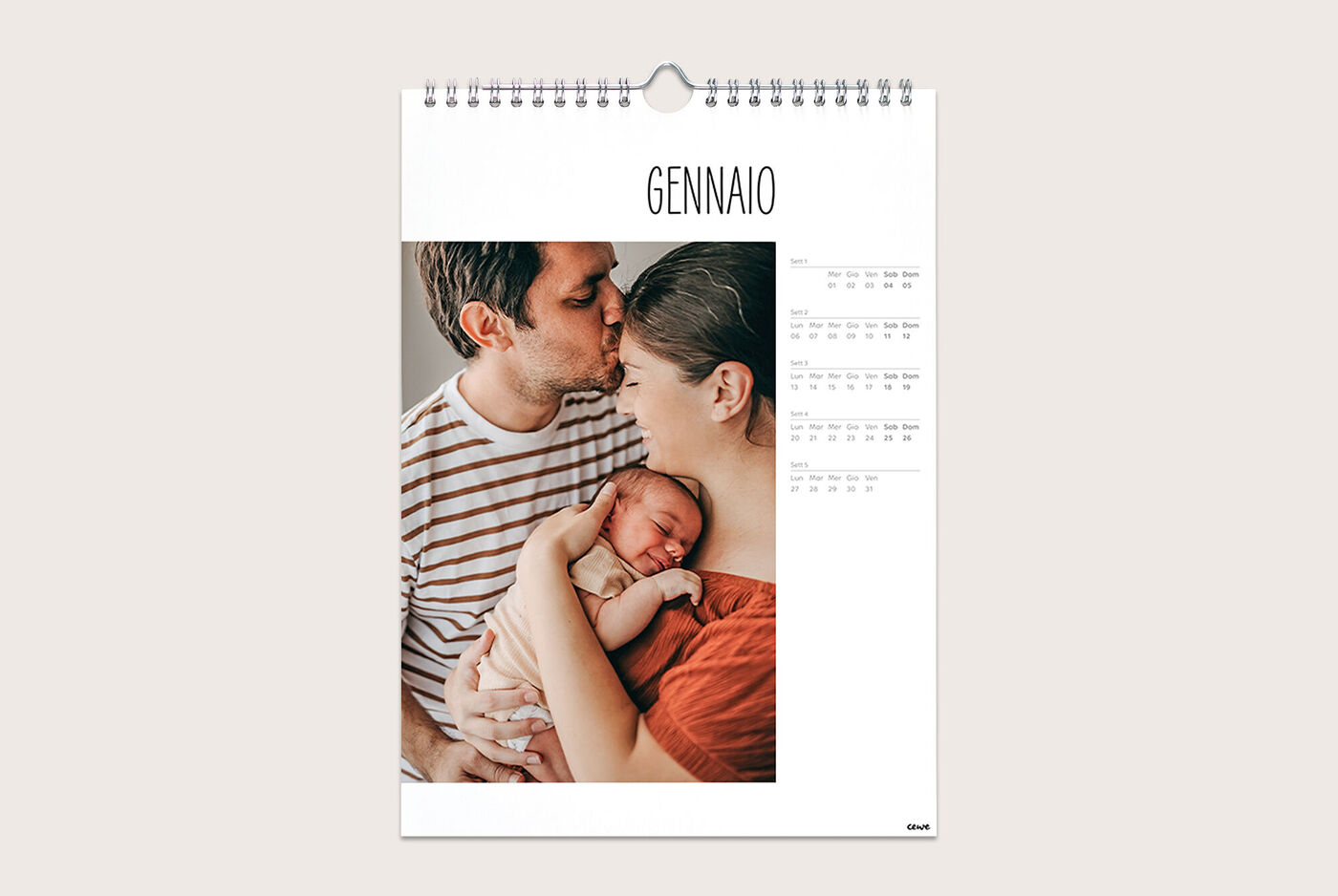 I genitori tengono il loro neonato in un calendario fotografico. Il mese di gennaio è ben visibile.