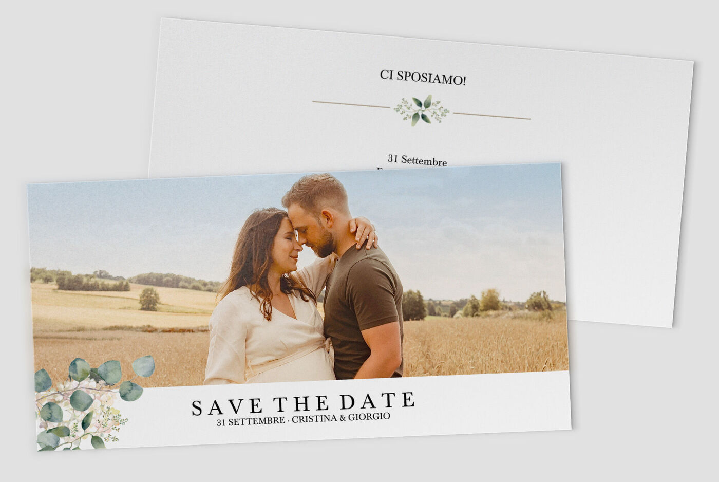 Coppia in un bellissimo paesaggio con invito Save the Date.
