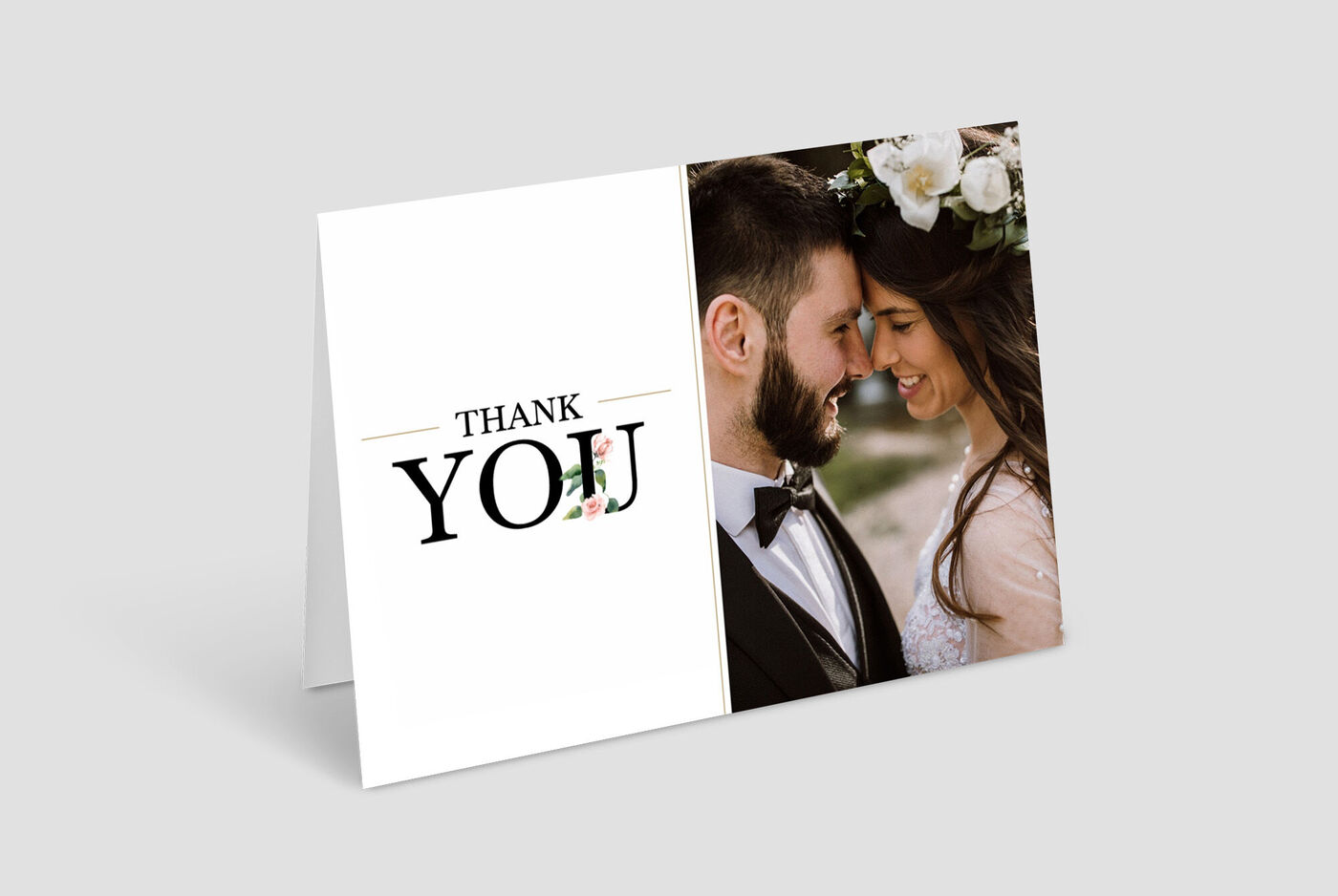 Una cartolina di ringraziamento con la scritta 'THANK YOU'. Una coppia è insieme, visibile il vestito da sposa e l'abito dell'uomo.