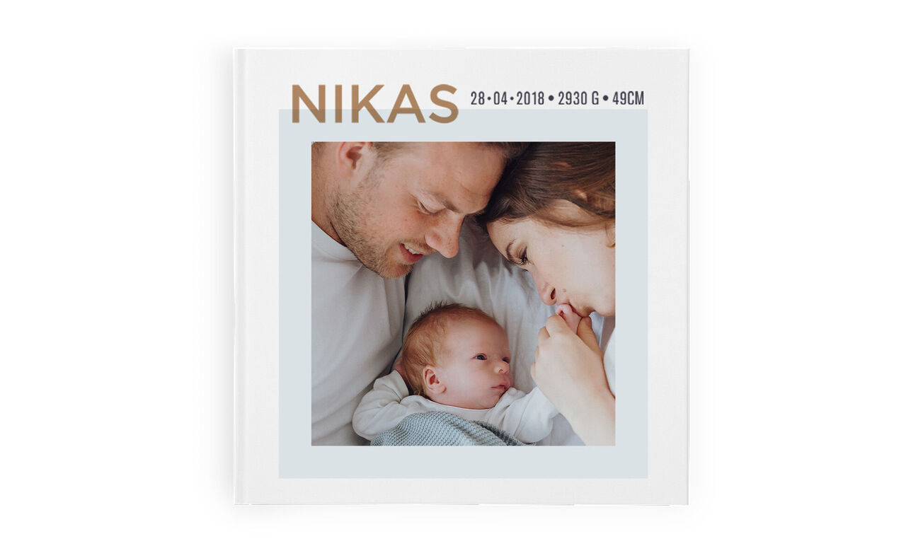 Una tenera foto di famiglia in un fotolibro che cattura un momento di affetto.
