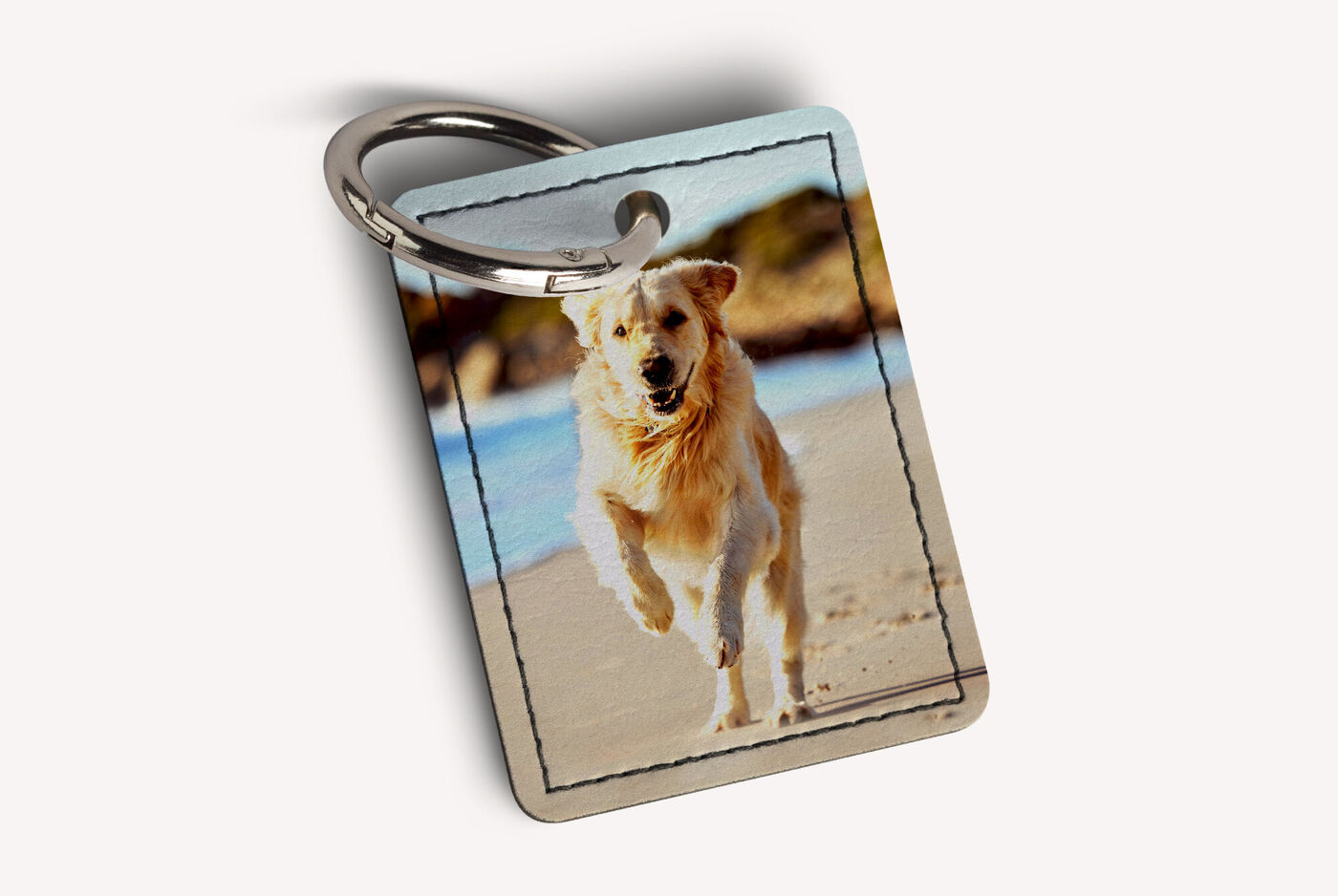 Un retriever dorato corre felice sulla spiaggia