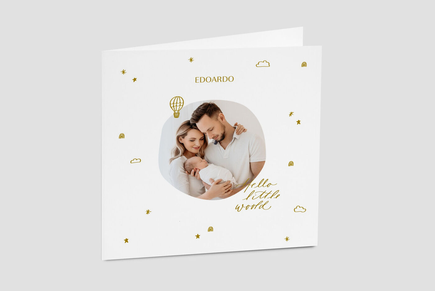 Coppia tenera tiene il loro bambino in una cartolina CEWE, circondato da motivi decorativi.
