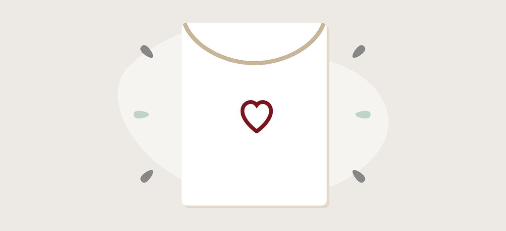 Una maglietta con un cuore rosso su sfondo bianco.
