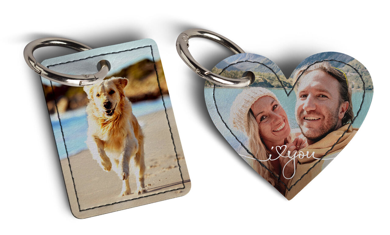 Portachiavi con un cane che gioca e un cuore, ideale da regalare.