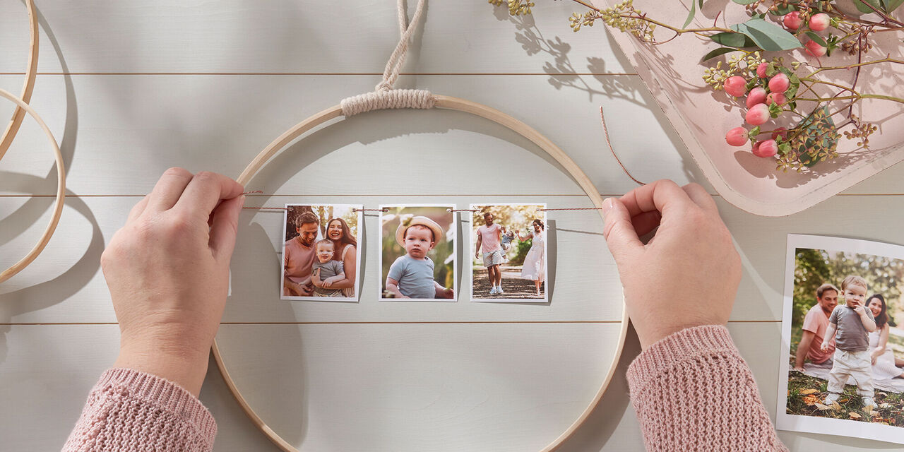 Mani che inseriscono foto in una cornice decorativa.