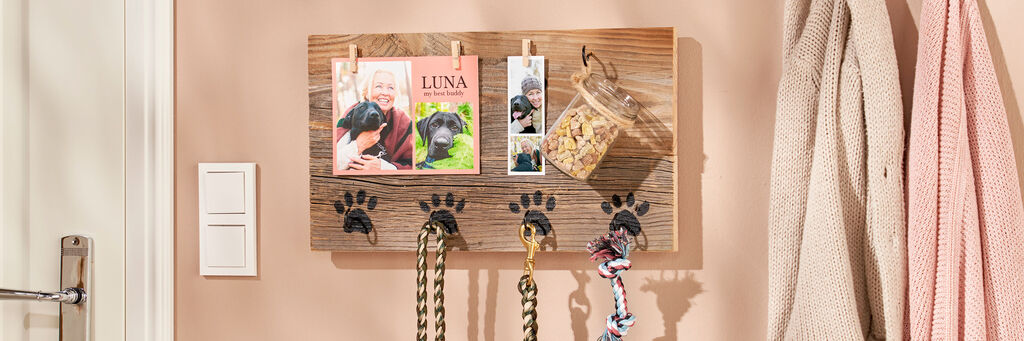 Portachiavi in legno con foto di famiglia e catenelle.