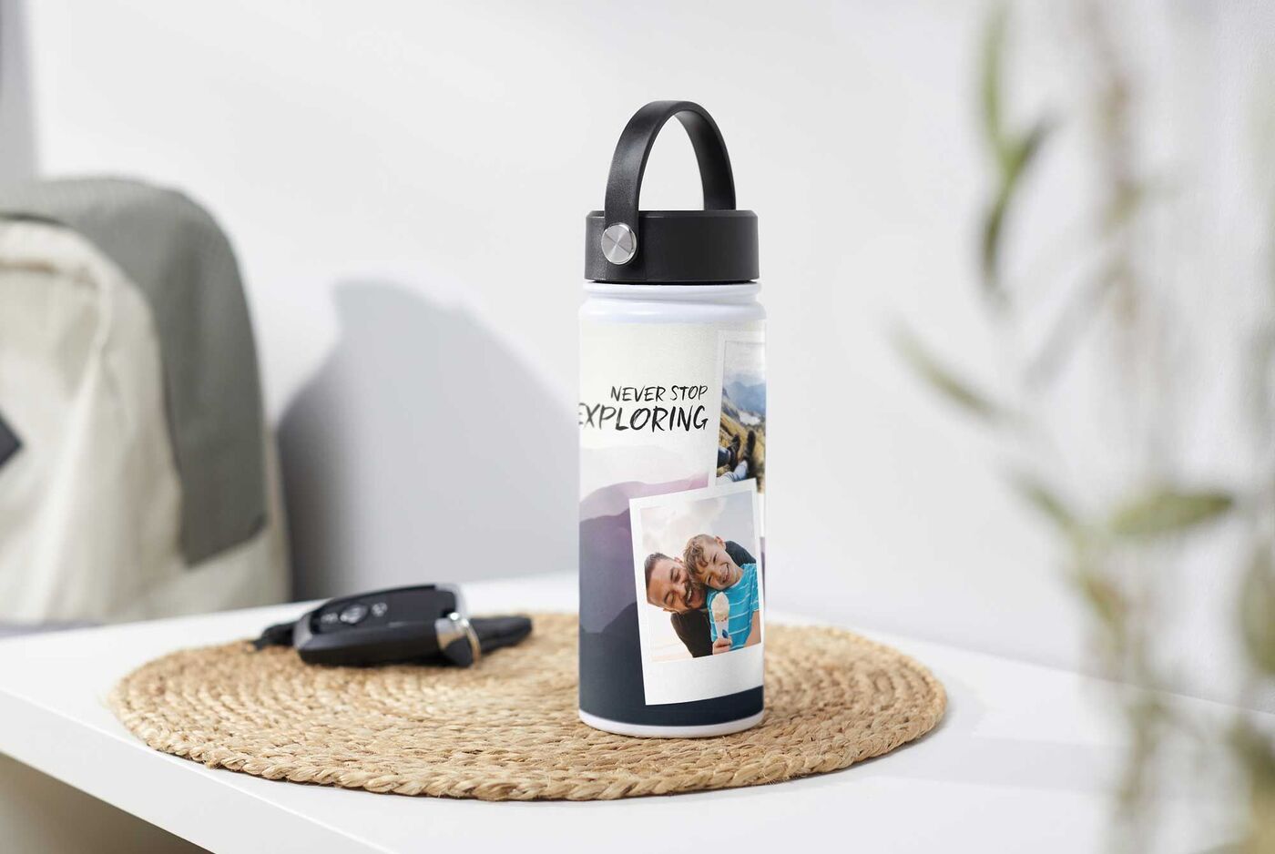 Una bottiglia personalizzata con foto di momenti felici su un tavolo con materiali naturali.