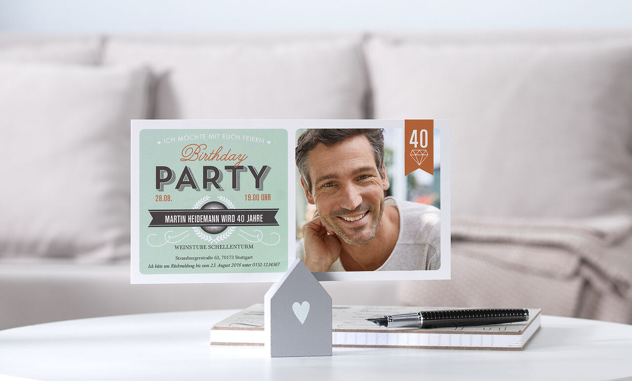 Un poster di compleanno amorevolmente progettato per una festa. Include un invito con 'Festa' e la data, circondato da decorazioni.