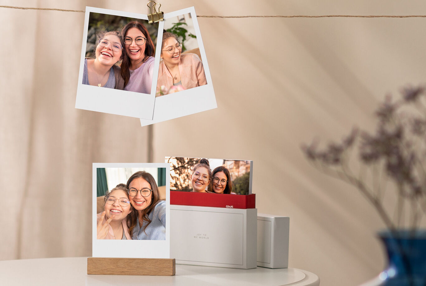 Due poster fotografici e un fotolibro su un tavolo, circondati da un'atmosfera calda e accogliente