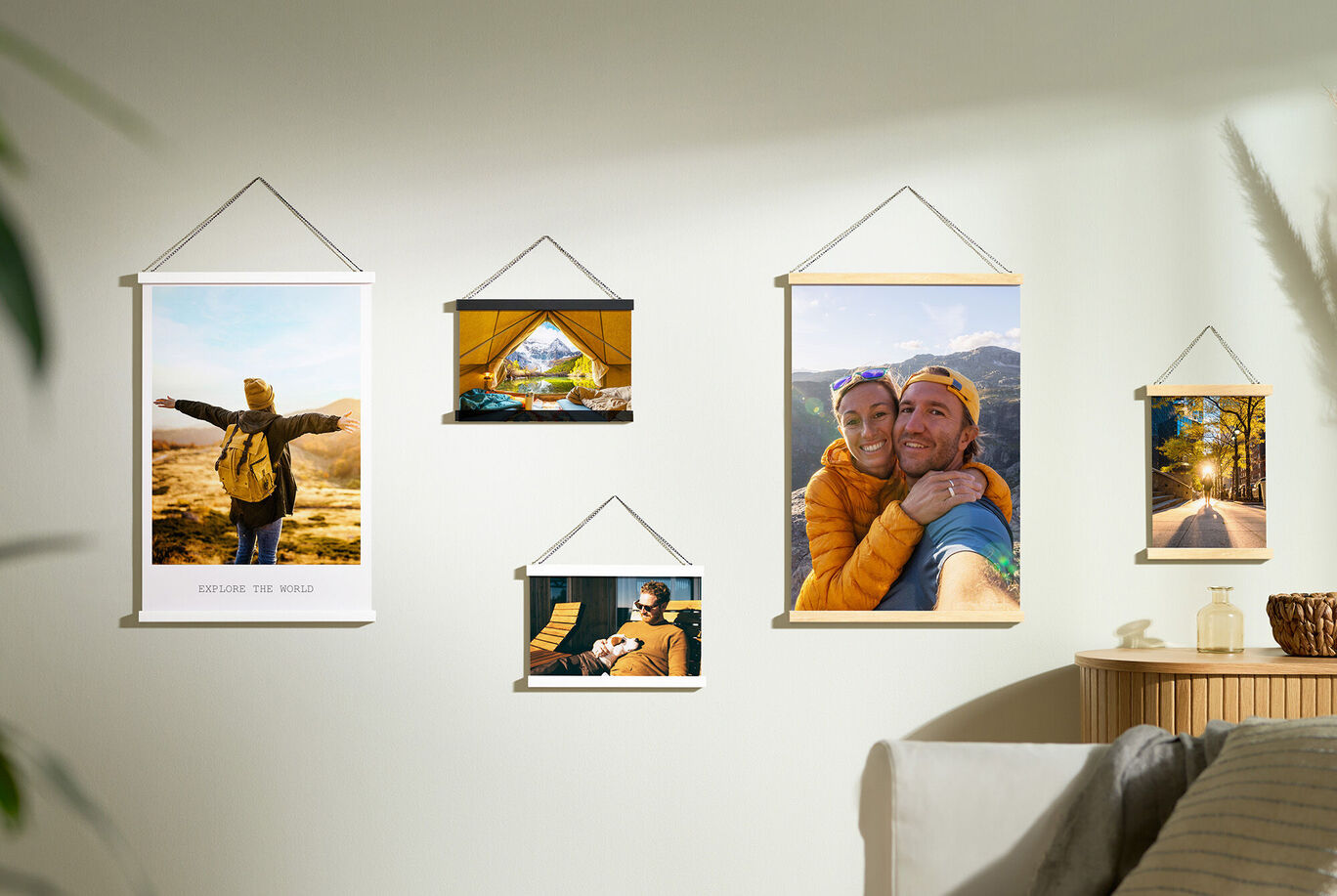 Un muro vivace con varie belle foto che catturano esperienze e momenti creativi.