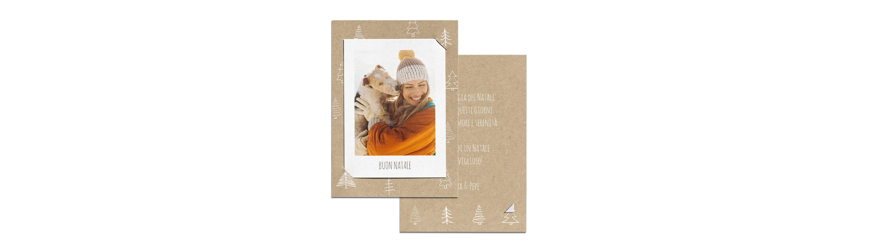 Una ragazza sorride e tiene un piccolo cane in un fotolibro amorevolmente progettato.