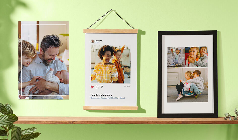 Stampe poster personalizzate con foto di una coppia e dei loro viaggi, appoggiate alle mensole in una camera da letto
