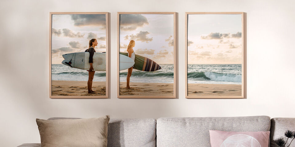 Tre immagini di surfiste con tavole da surf sulla spiaggia al tramonto.