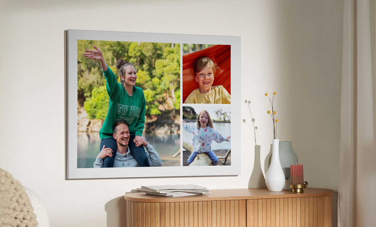 Foto di famiglia in soggiorno moderno, che mostrano gioia e momenti condivisi.