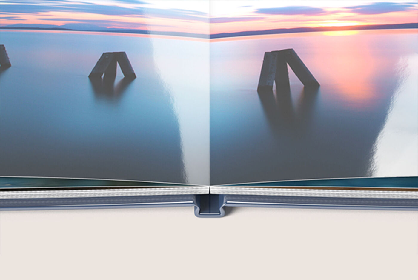 Due pagine aperte di un CEWE FOTOBUCH con un'immagine d'acqua al tramonto.