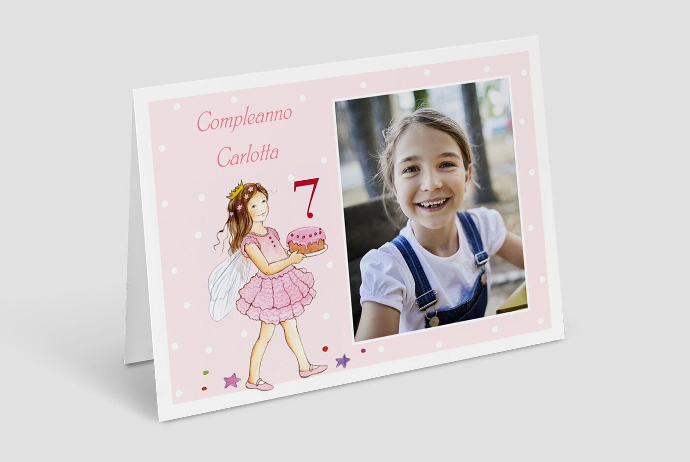 Design di biglietto d'invito rosa con una ragazza che porta una torta e spazio per una foto personale.