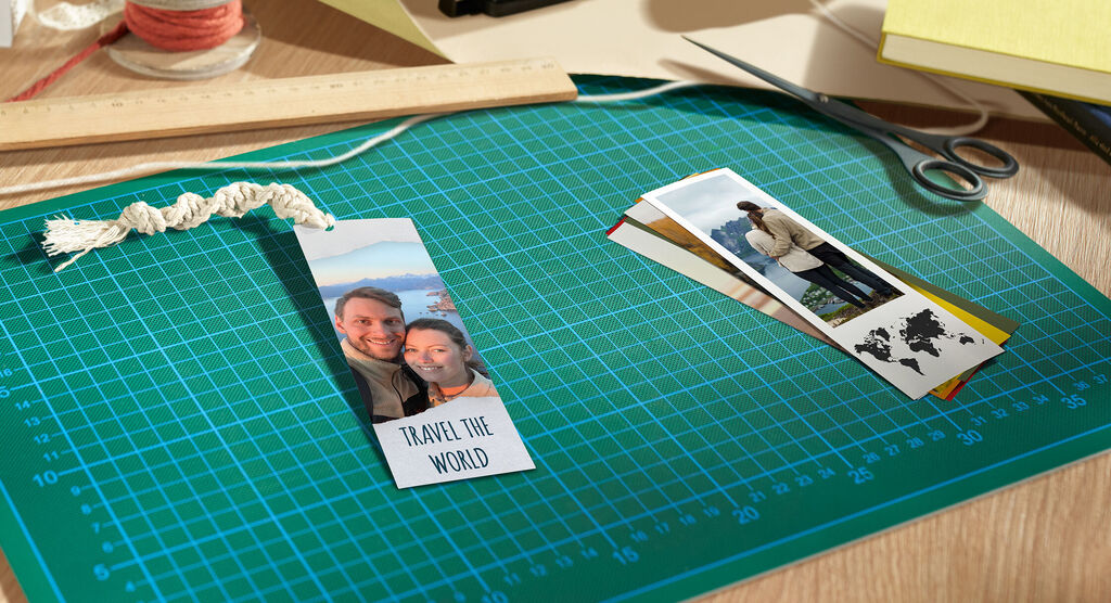 Due segnalibri personalizzati con foto di viaggi sono appoggiate su un tavolo da lavoro