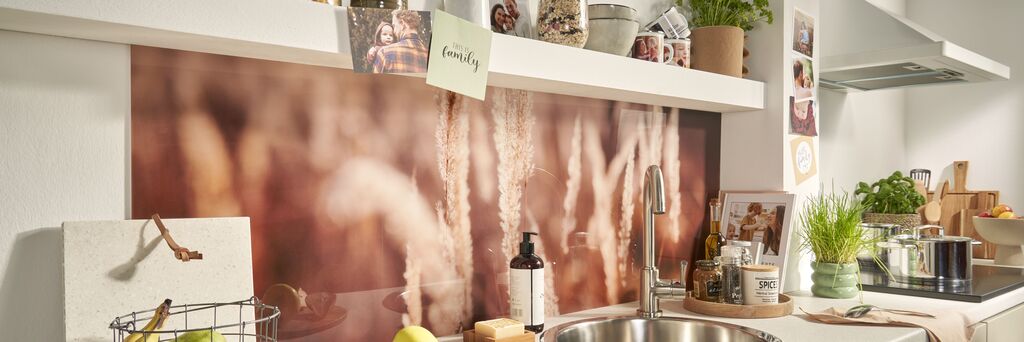 Area cucina con atmosfera accogliente e mensola in legno.