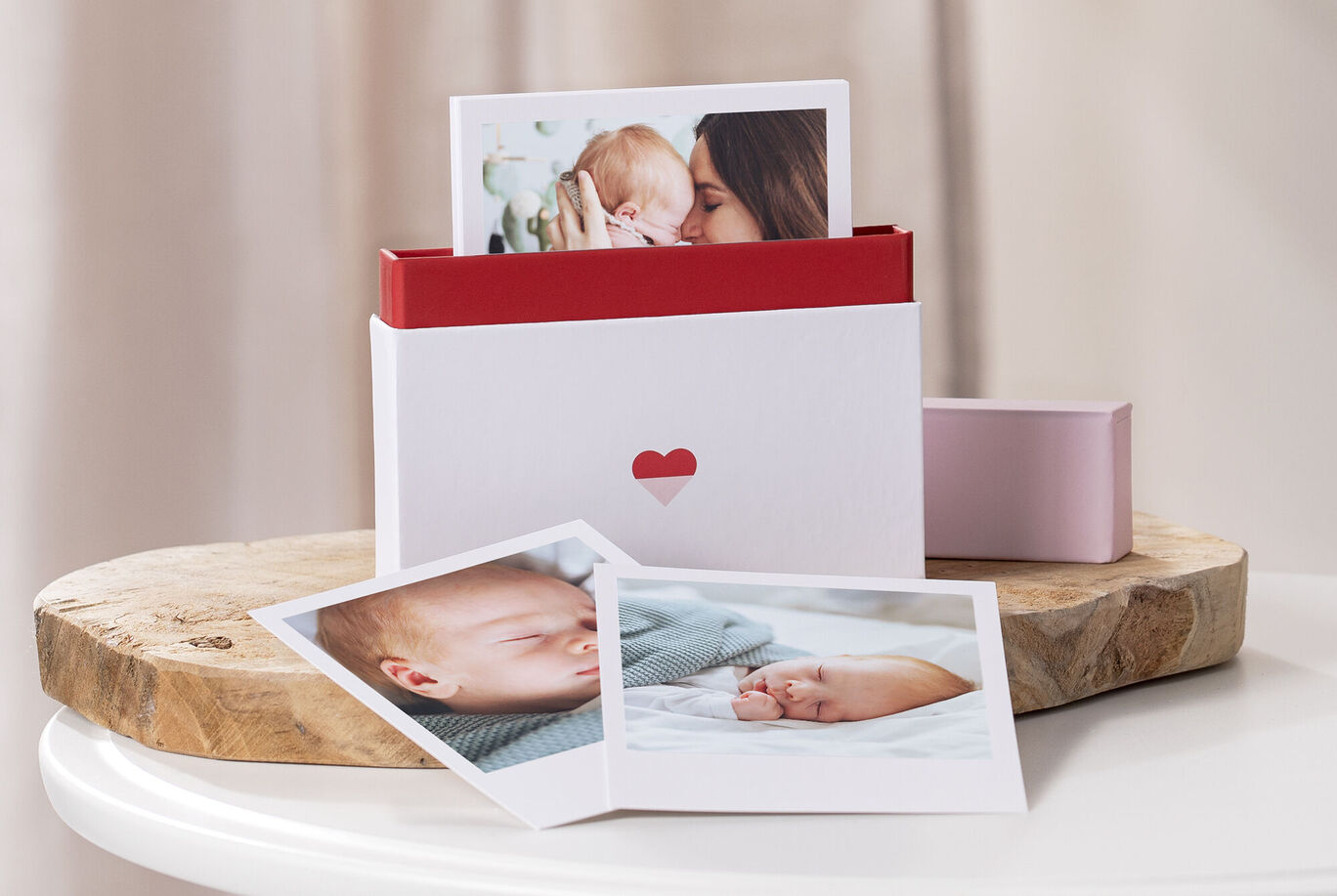 Una deliziosa scatola regalo con foto di un bambino