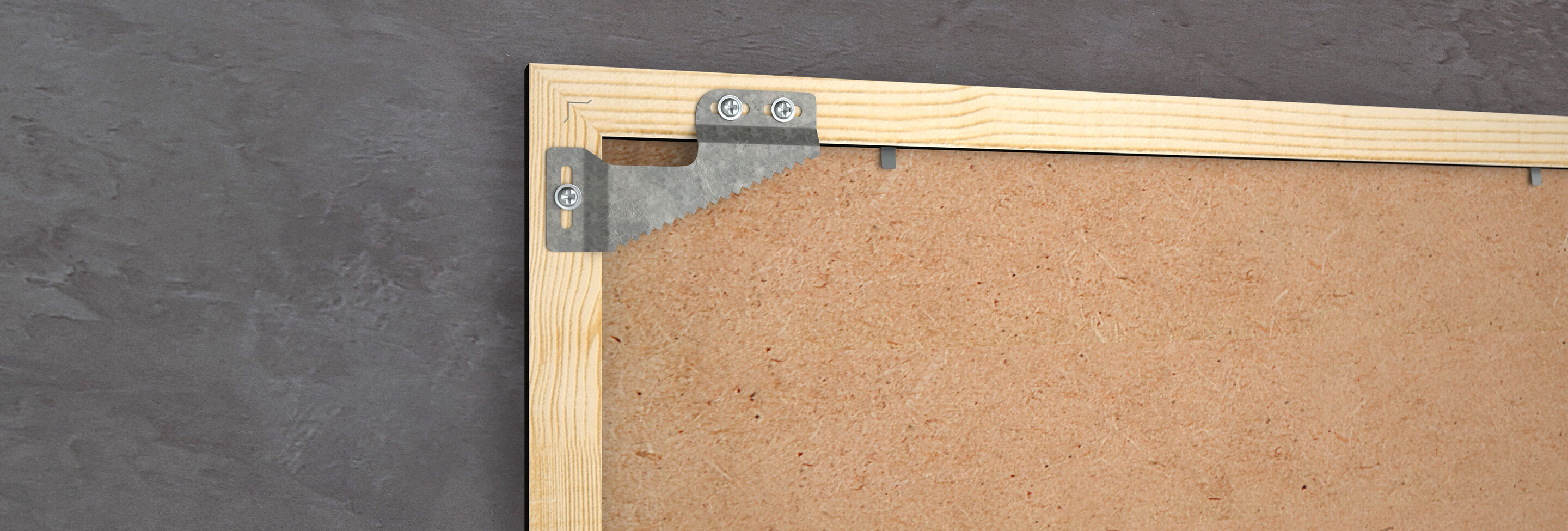 Una cornice in legno con supporti metallici sul retro per la sospensione.