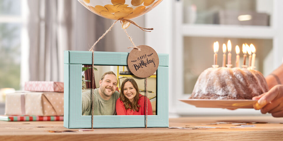 Un regalo fotografico amorevole per il compleanno con una foto e una dolce decorazione.