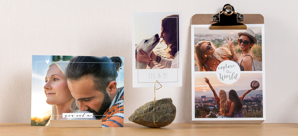 Tre foto su un tavolo con cartoline e supporto