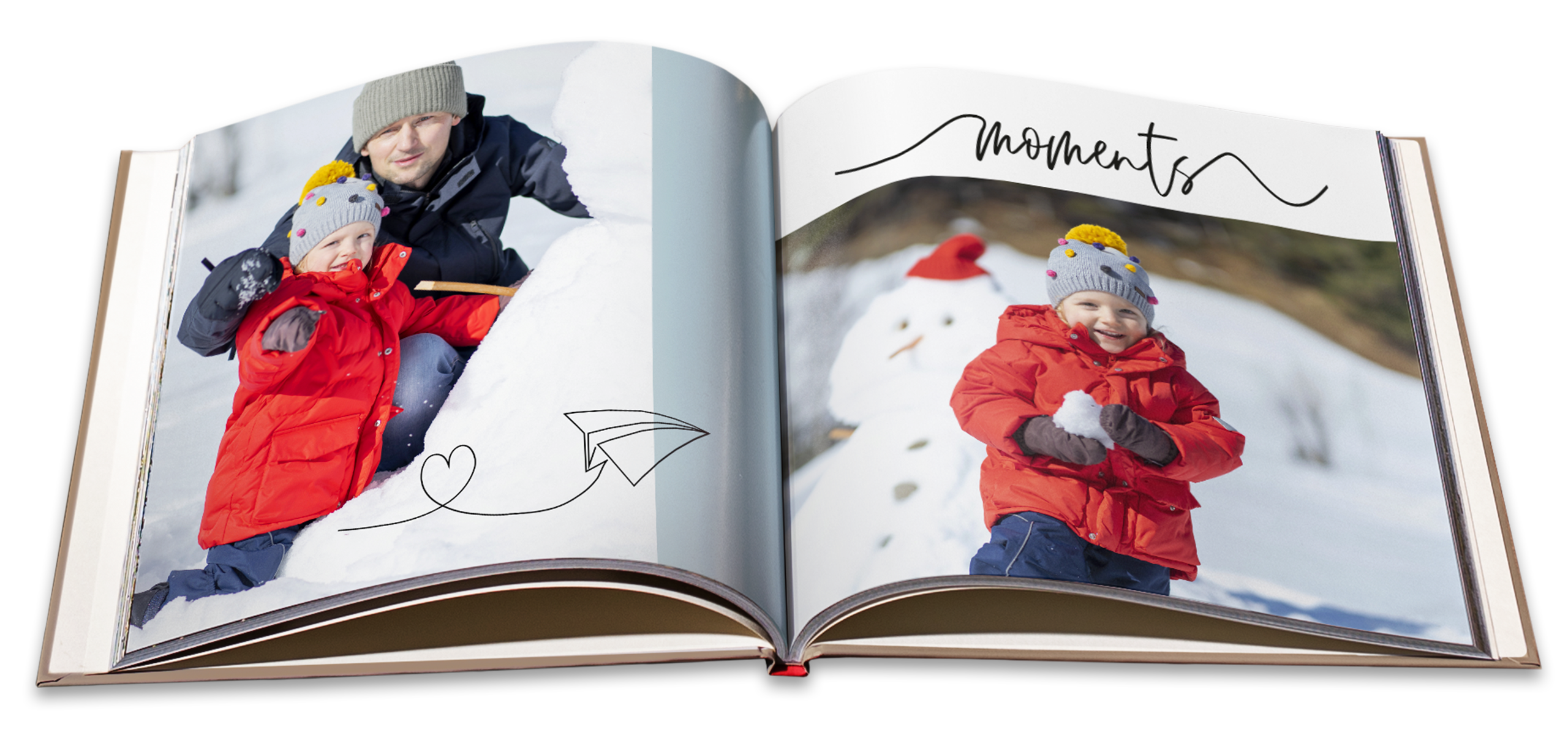 Un bambino felice con cappotto rosso gioca nella neve accanto a un pupazzo di neve creativo.